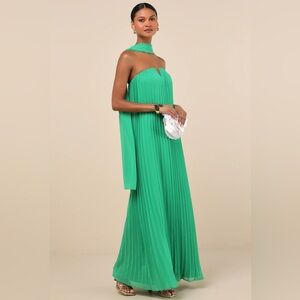 Elegant Green Pleated Halter Dress with Scarf
